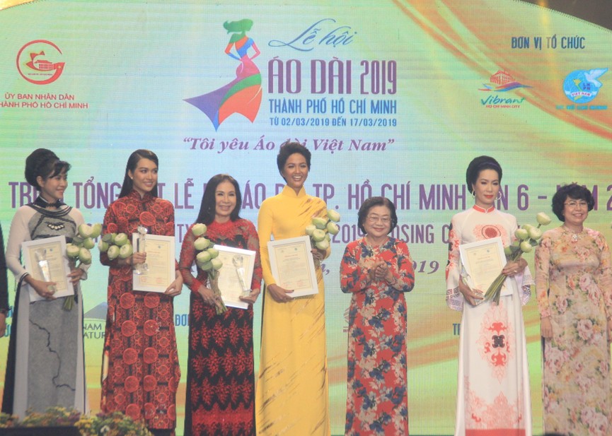 H'Hen Niê lộng lẫy diễn catwalk đêm bế mạc Lễ hội Áo dài TPHCM 2019 - ảnh 10