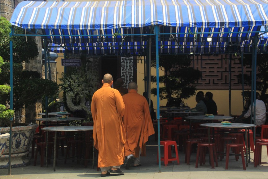 Hàng trăm người hâm mộ chờ từ sáng đón Anh Vũ ở chùa Ấn Quang - ảnh 10