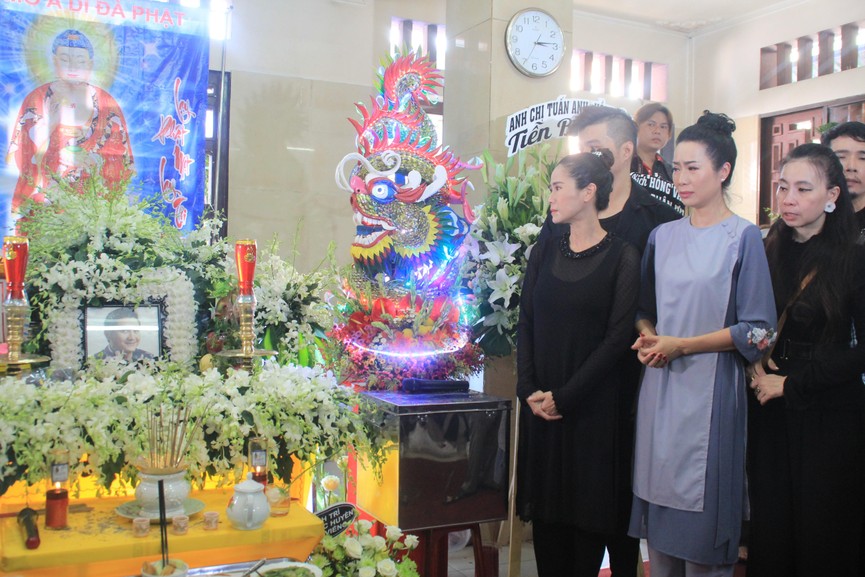 Dân xếp hàng chật kín ở chùa Ấn Quang chờ vào tiễn biệt nghệ sỹ Anh Vũ - ảnh 4