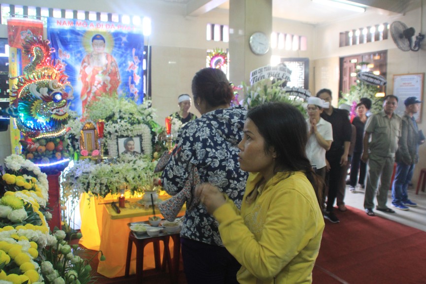 Dân xếp hàng chật kín ở chùa Ấn Quang chờ vào tiễn biệt nghệ sỹ Anh Vũ - ảnh 10