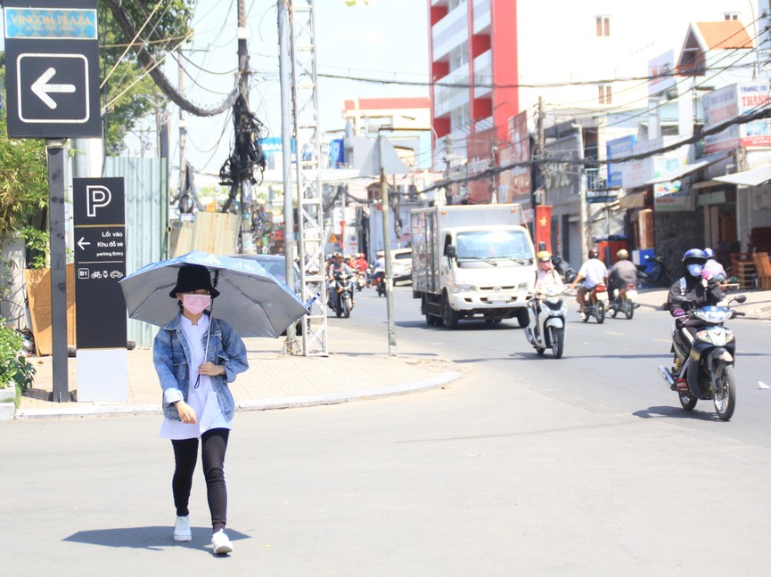 Người Sài Gòn vật lộn mưu sinh dưới nắng nóng gần 40 độ - ảnh 8