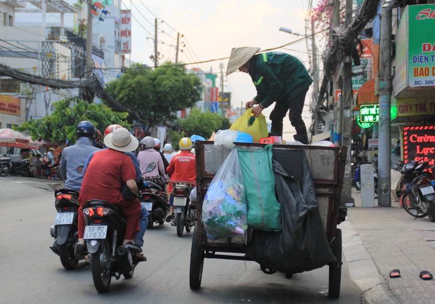 Người Sài Gòn vật lộn mưu sinh dưới nắng nóng gần 40 độ - ảnh 6