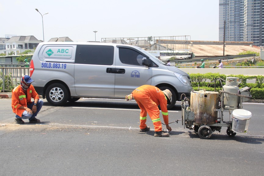 Người Sài Gòn vật lộn mưu sinh dưới nắng nóng gần 40 độ - ảnh 3