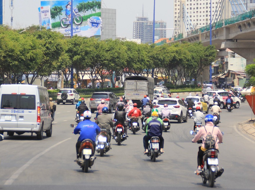 Người Sài Gòn vật lộn mưu sinh dưới nắng nóng gần 40 độ - ảnh 9