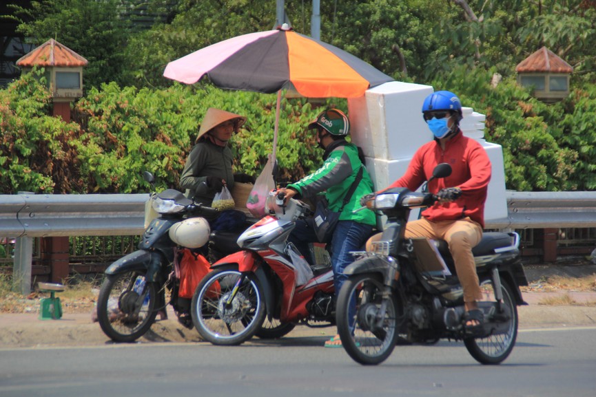 Người Sài Gòn vật lộn mưu sinh dưới nắng nóng gần 40 độ - ảnh 5