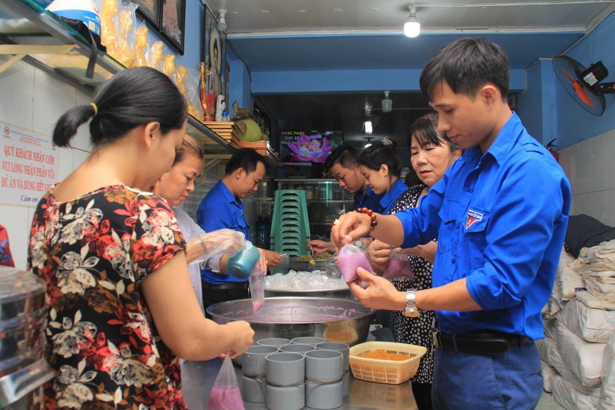 Tặng hơn 200 phần cơm nhân ái đến người nghèo - ảnh 10