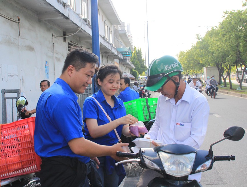 Tặng hơn 200 phần cơm nhân ái đến người nghèo - ảnh 8
