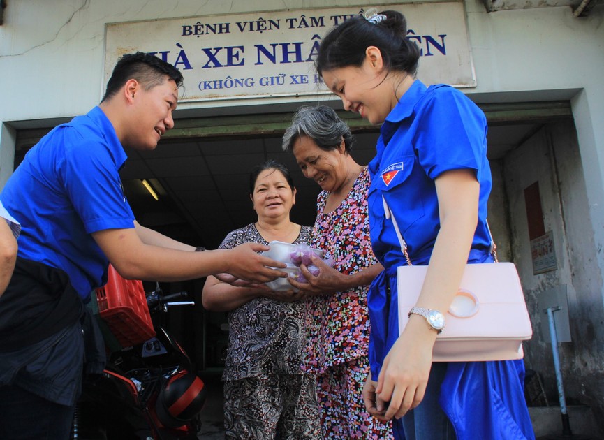 Tặng hơn 200 phần cơm nhân ái đến người nghèo - ảnh 1