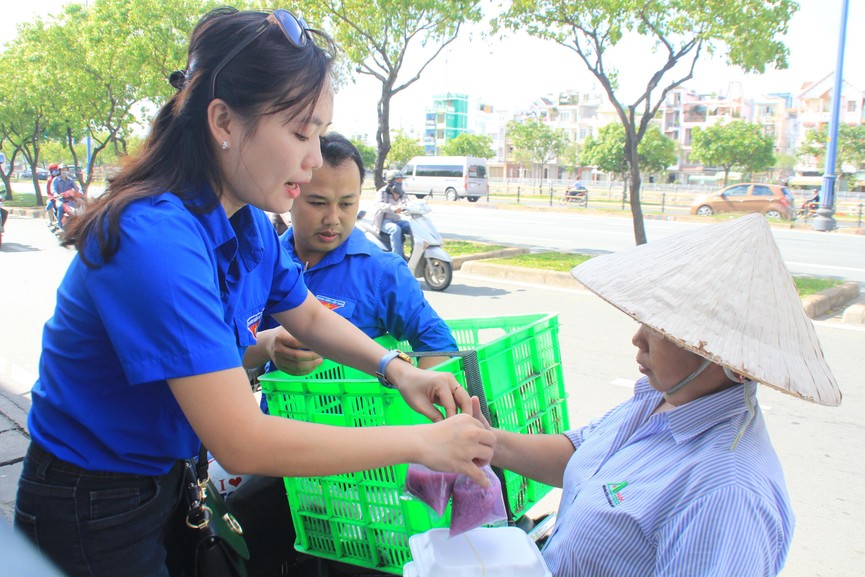 Tặng hơn 200 phần cơm nhân ái đến người nghèo - ảnh 2