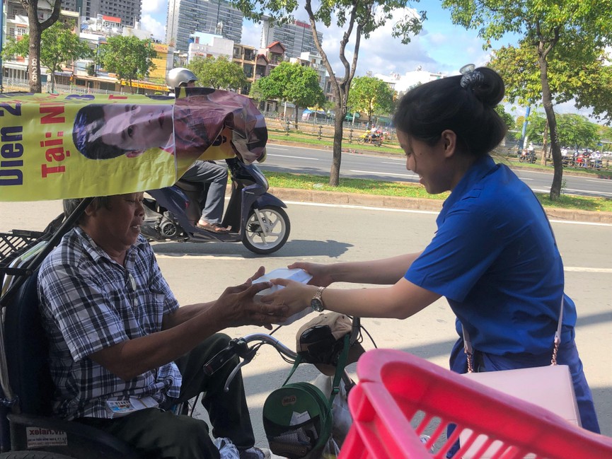 Tặng hơn 200 phần cơm nhân ái đến người nghèo - ảnh 6