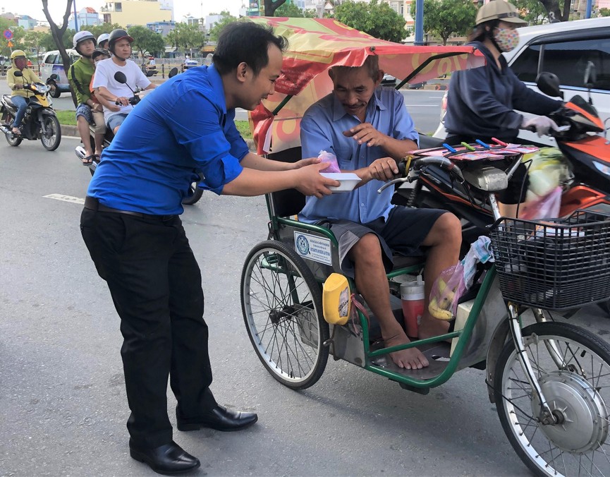 Tặng hơn 200 phần cơm nhân ái đến người nghèo - ảnh 7