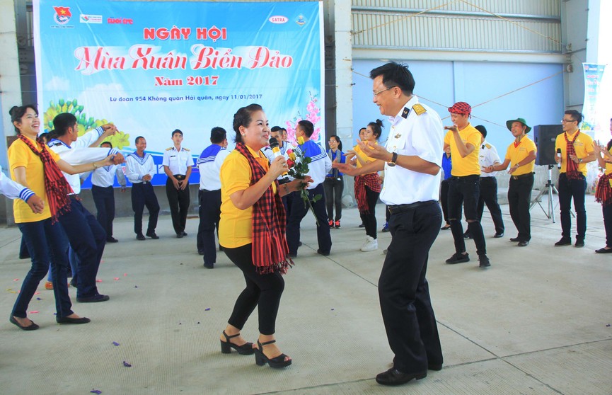 Nghệ sỹ TPHCM lên đường tìm tư liệu sáng tác về chiến sỹ tàu ngầm - ảnh 3