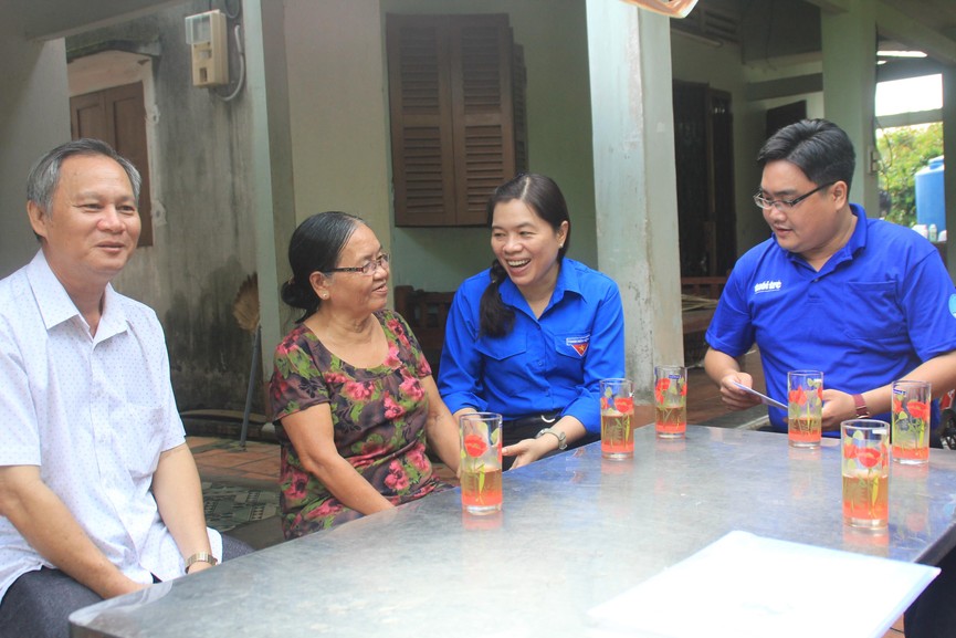 Lãnh đạo TPHCM thăm, tặng quà bạn trẻ quốc tế tham gia tình nguyện Mùa hè xanh - ảnh 8