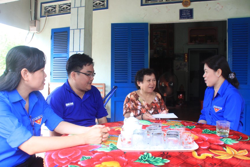 Lãnh đạo TPHCM thăm, tặng quà bạn trẻ quốc tế tham gia tình nguyện Mùa hè xanh - ảnh 7
