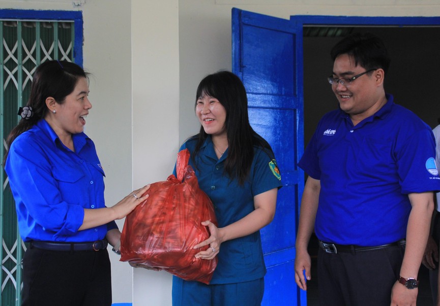 Lãnh đạo TPHCM thăm, tặng quà bạn trẻ quốc tế tham gia tình nguyện Mùa hè xanh - ảnh 5