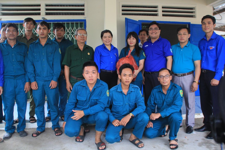 Lãnh đạo TPHCM thăm, tặng quà bạn trẻ quốc tế tham gia tình nguyện Mùa hè xanh - ảnh 6