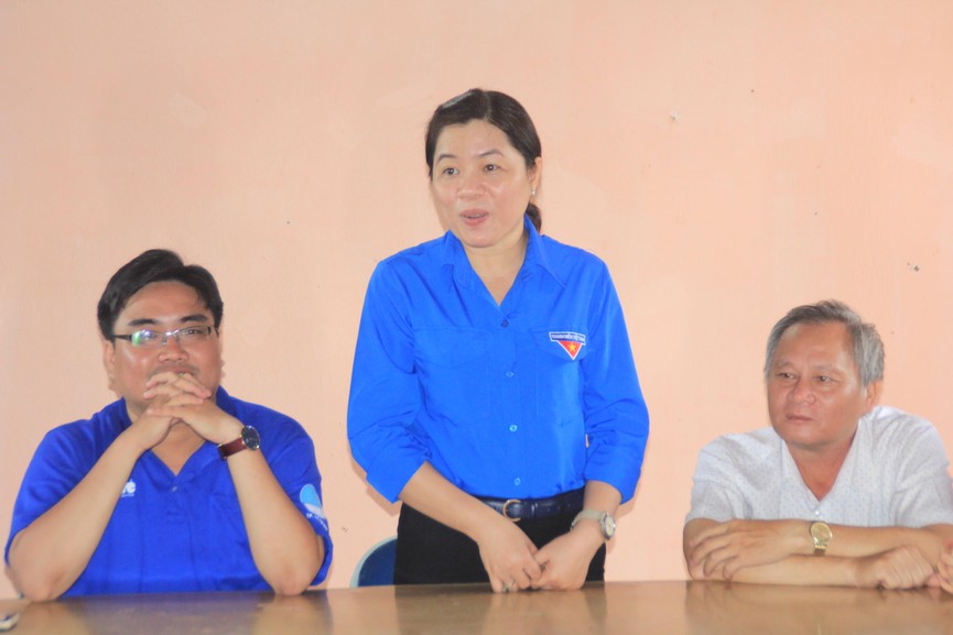 Lãnh đạo TPHCM thăm, tặng quà bạn trẻ quốc tế tham gia tình nguyện Mùa hè xanh - ảnh 2