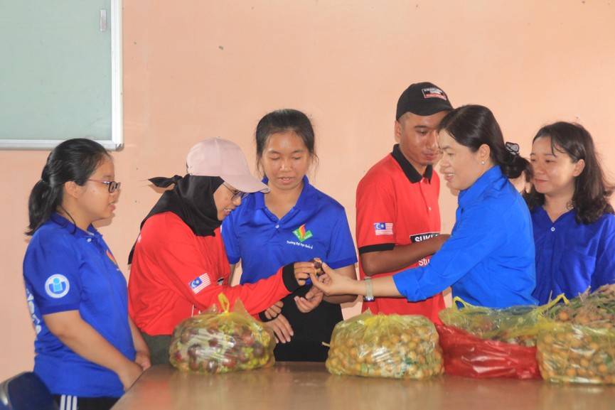 Lãnh đạo TPHCM thăm, tặng quà bạn trẻ quốc tế tham gia tình nguyện Mùa hè xanh - ảnh 3