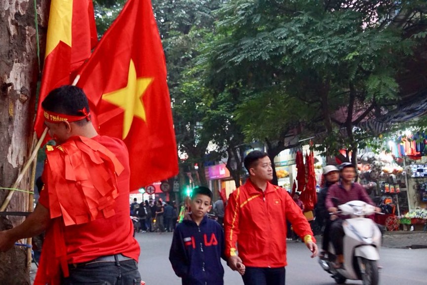 Vé chợ đen 'nóng' trước trận Việt Nam - Campuchia - ảnh 16
