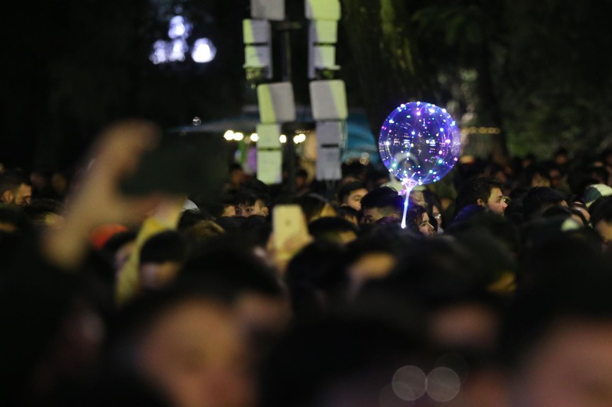 Biển người đổ về Hồ Gươm đón năm mới 2019 - ảnh 11