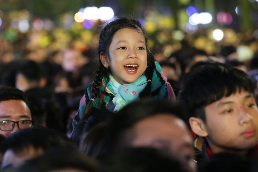 Biển người đổ về Hồ Gươm đón năm mới 2019 - ảnh 15