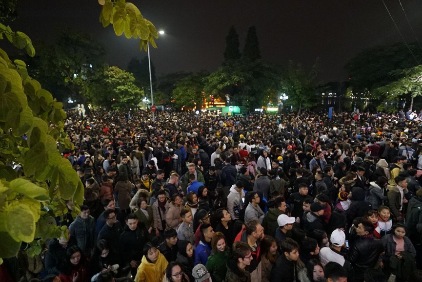 Biển người đổ về Hồ Gươm đón năm mới 2019 - ảnh 17