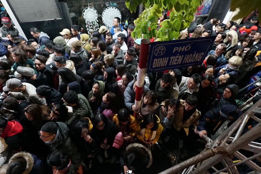 Biển người đổ về Hồ Gươm đón năm mới 2019 - ảnh 18