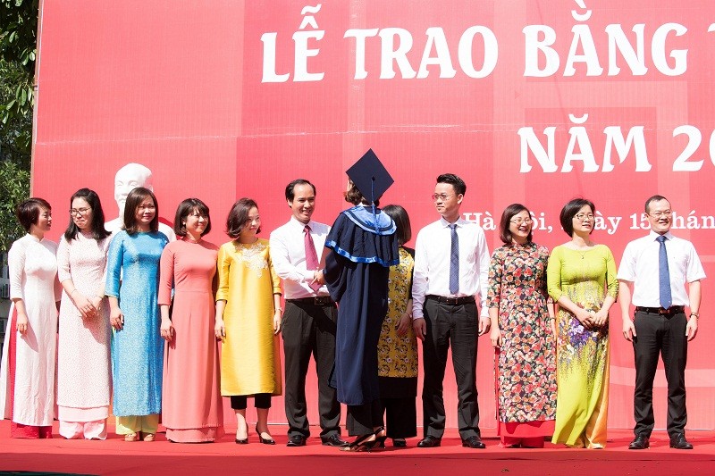 Hoa hậu Đỗ Mỹ Linh rạng rỡ ngày nhận bằng tốt nghiệp đại học - ảnh 8
