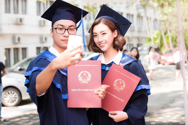 Hoa hậu Đỗ Mỹ Linh rạng rỡ ngày nhận bằng tốt nghiệp đại học - ảnh 12
