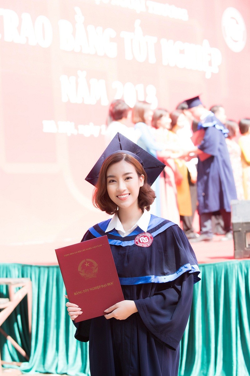 Hoa hậu Đỗ Mỹ Linh rạng rỡ ngày nhận bằng tốt nghiệp đại học - ảnh 10