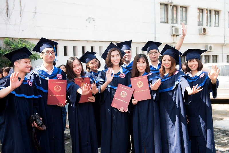 Hoa hậu Đỗ Mỹ Linh rạng rỡ ngày nhận bằng tốt nghiệp đại học - ảnh 11