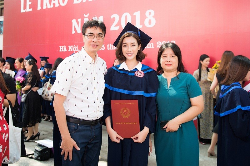 Hoa hậu Đỗ Mỹ Linh rạng rỡ ngày nhận bằng tốt nghiệp đại học - ảnh 9