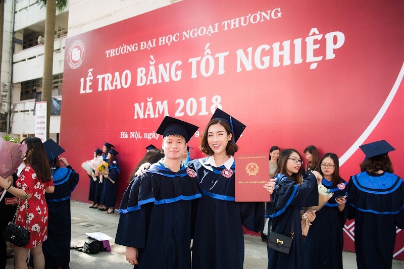 Hoa hậu Đỗ Mỹ Linh rạng rỡ ngày nhận bằng tốt nghiệp đại học - ảnh 13