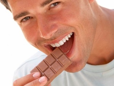 Nam giới ăn sô-cô-la, giảm nguy cơ đột quỵ