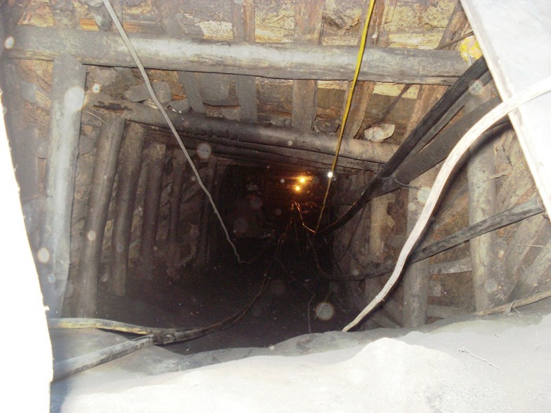 Xuống hầm sâu 40m tìm hai nạn nhân vụ sập mỏ than