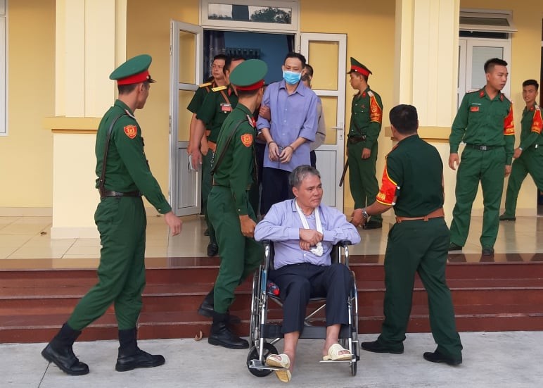 Cựu đai tá Trần Văn Đồng (ngồi xe lăn), được giảm án 1 năm tù. Ảnh: T.M