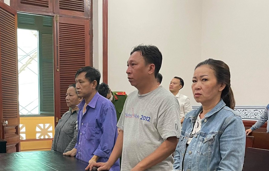 Phạm Quang Tiến (áo xanh, thứ 3 phải sang) tại phiên tòa.