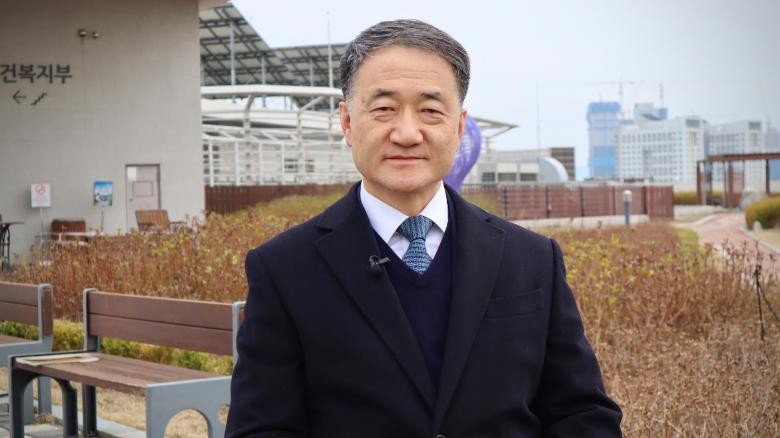 Bộ trưởng Y tế Hàn Quốc Park Neunghoo. (Ảnh: CNN)