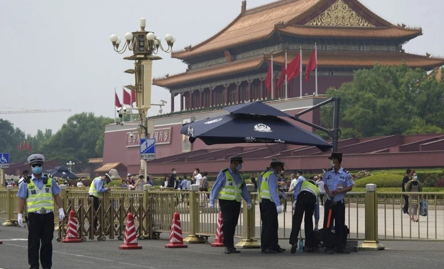 Bảo đảm an ninh ở khu vực trước Đại lễ đường nhan dân Trung Quốc. (Ảnh: AP)