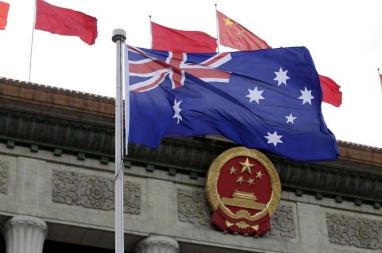 Lá cờ Úc trước Đại lễ đường nhân dân Trung Quốc ở Bắc Kinh trước khi đón Thủ tướng Úc Malcolm Turnbull đến thăm hồi năm 2016. (Ảnh: Reuters)