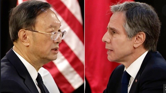Ủy viên Quốc vụ Trung Quốc Dương Khiết Trì (trái) và Ngoại trưởng Mỹ Antony Blinken. (Ảnh: CNN)