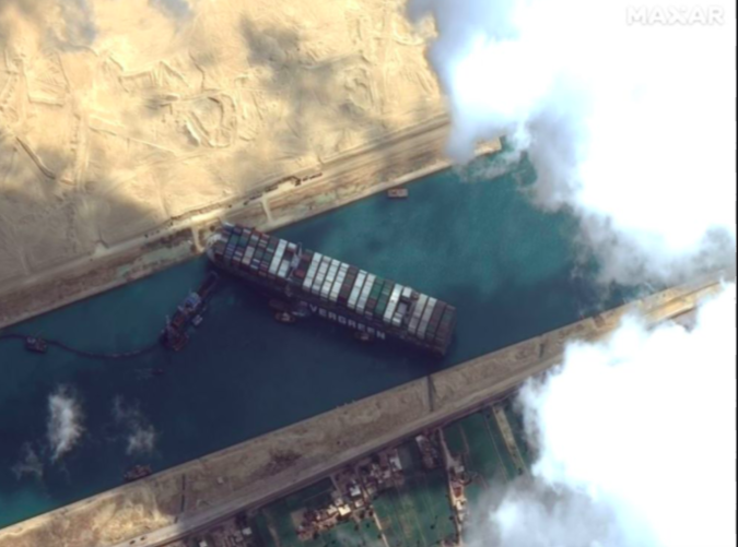 Con tàu khổng lồ nằm chắn ngang kênh Suez. (Ảnh: Maxar)