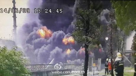 Lửa bốc lên dữ dội từ hiện trường vụ cháy nổ tại nhà máy lọc dầu của Công ty hóa dầu Sinopec Yangzi ở thành phố Nam Kinh.