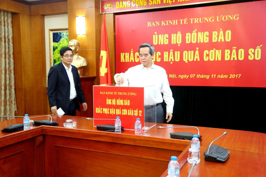 Trưởng Ban kinh tế TƯ Nguyễn Văn Bình và Phó Ban Thường trực Cao Đức Phát cùng các lãnh đạo và CBNV Ban kinh tế Trung ương tham gia ủng hộ 