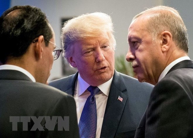 Tổng thống Mỹ Donald Trump (giữa) thảo luận với người đồng cấp Thổ Nhĩ Kỳ Recep Tayyip Erdogan (phải) tại hội nghị thượng đỉnh Tổ chức Hiệp ước Bắc Đại Tây Dương (NATO) ở Brussels, Bỉ ngày 10/7. (Nguồn: AFP/TTXVN)