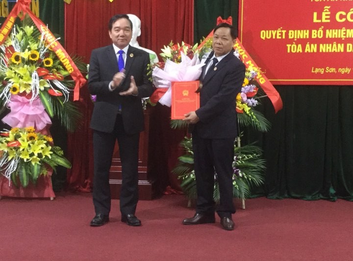 Ông Phạm Văn Tuệ (bìa phải) nhận quyết định bổ nhiệm từ đại diện lãnh đạo TAND tối cao .Ảnh: Duy Chiến