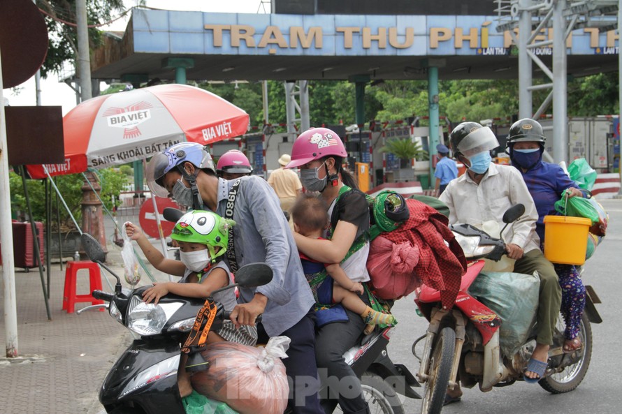 Người dân đi xe máy về quê qua chốt cầu Bến Thuỷ (TP Vinh, Nghệ An)