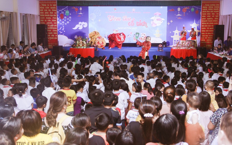 Tỉnh đoàn Nghệ An mang 'Đêm thu cổ tích' đến trẻ em nghèo