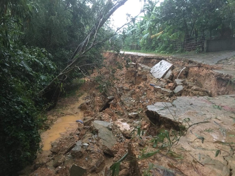 Mưa lớn gây sạt lở, nhiều tuyến đường ở Hà Tĩnh - Nghệ An bị chia cắt
