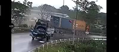Xe tải tông trực diện xe container, 3 người bị thương nặng